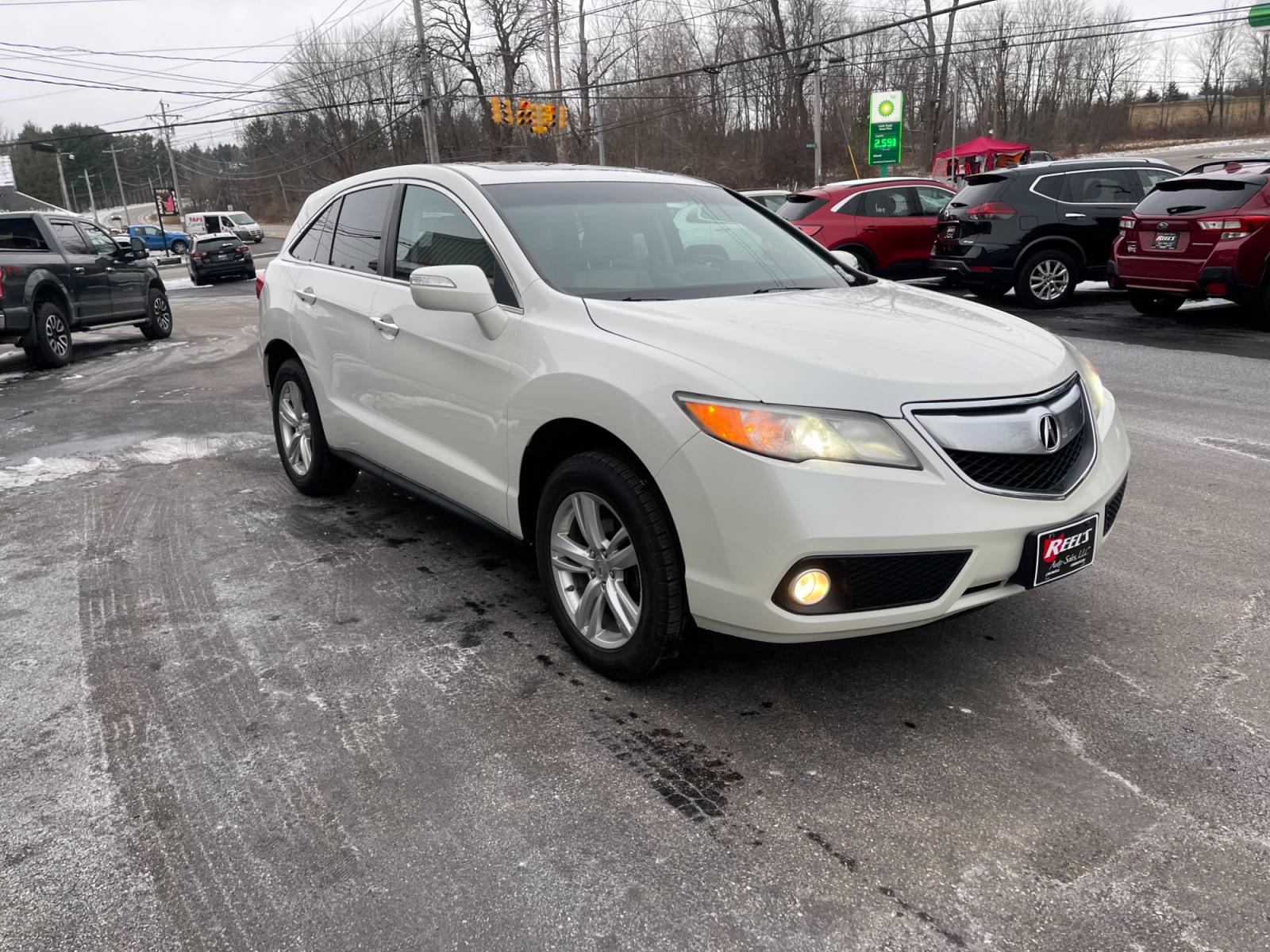 2015 White /Gray Acura RDX 6-Spd AT AWD w/ Technology Package (5J8TB4H58FL) with an 3.5L V6 SOHC 24V engine, 6-Speed Automatic transmission, located at 547 E. Main St., Orwell, OH, 44076, (440) 437-5893, 41.535435, -80.847855 - This 2015 Acura RDX AWD with the Technology Package is a luxury compact SUV that features a robust 3.5L V6 engine paired with a 6-speed automatic transmission, providing a blend of performance and comfort. Equipped with advanced technology such as a navigation system, dual automatic climate control - Photo #2